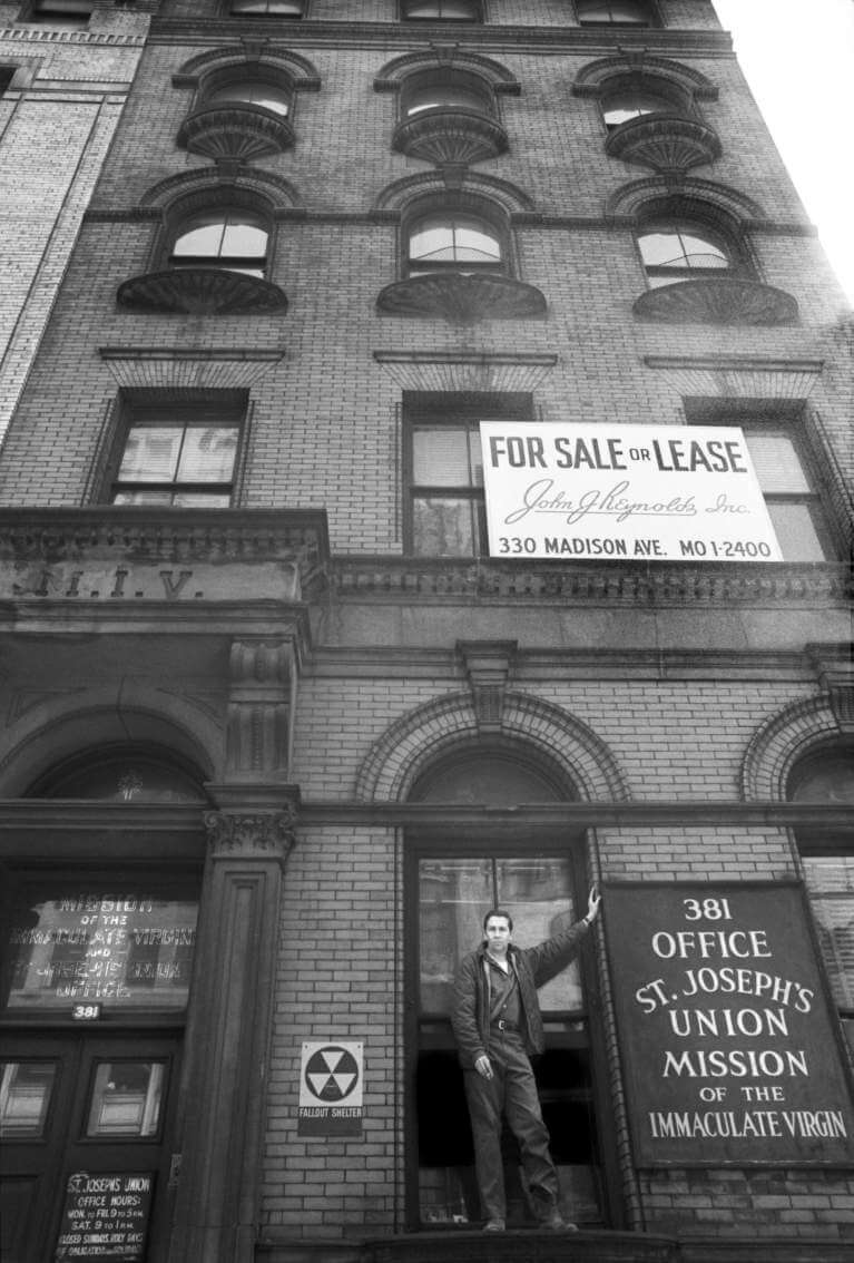 Robert Rauschenberg in front of 381 Lafayette, 1965